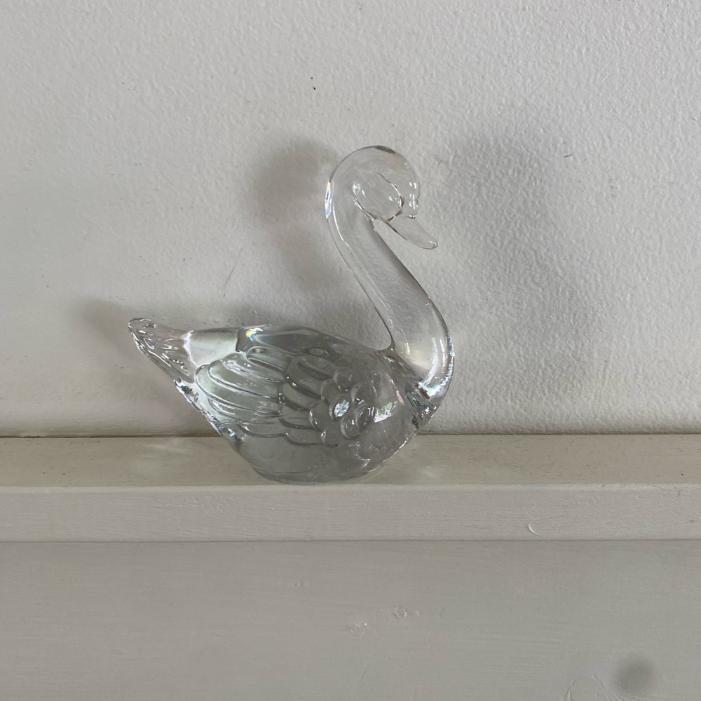 Clear Glass Swan Figurine - Elegant Decorative Sculpture